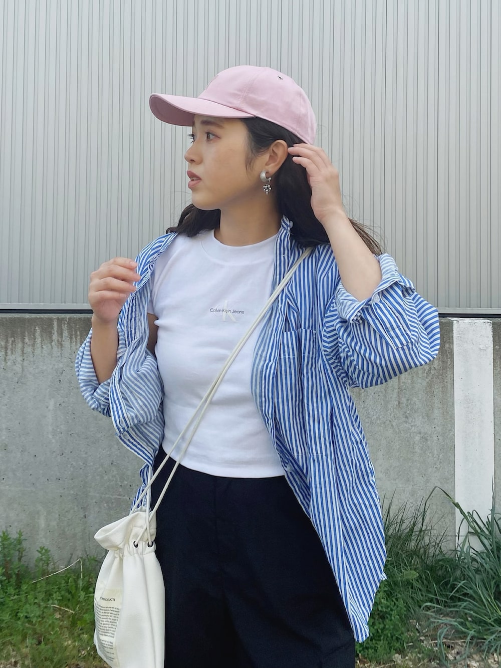 「休日スタイル、シャツスタイル、ストライプシャツ、カーゴパンツ、パラシュートパンツ、キャップ、カラーコーデ、今日のコスメと服、Calvin Klein、クロップドトップス、ロゴT、スニーカー、ストリート、巾着バッグ、夏のコスメと服」|「Calvin Kleinのモノグラム ロゴ ベイビーTシャツ(Tシャツ/カットソー、ホワイト系)」を使った、Miiさん(レディース・159cm)の春コーディネートの2枚目の写真