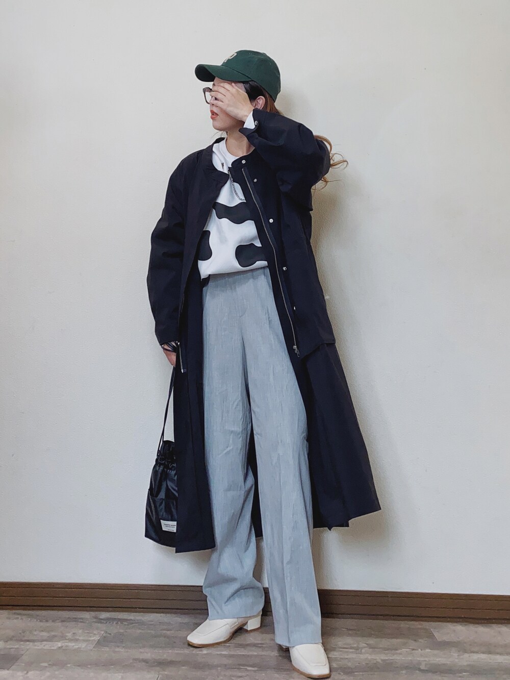 「ビッグシルエット、モッズコート、スウェット、ワイドパンツ、ローファー、モノトーン、LHP、LHPWOMEN、courage、ラフォーレ原宿、キャップ、巾着バッグ、UNIQLO、大人カジュアル、メガネ女子」｜「L.H.Pのcourage/クラージュ/総柄プリントオーバーサイズクルーネックスウェット(衿ネックレス付き)（スウェット、ホワイト系）」を使った、Miiさん（レディース・159cm）の冬コーディネートの3枚目の写真
