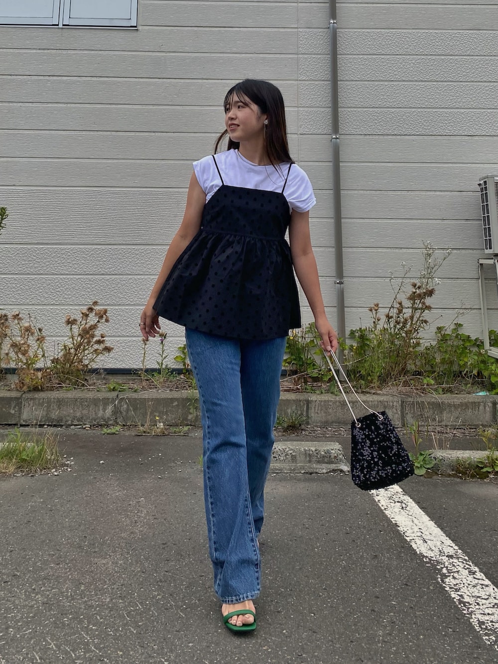 「PR、Levi's、Levis、リーバイス、リーバイス24AW、デニム、ブーツカット、ビスチェ、デニムパンツ、きれいめカジュアル、休日スタイル、Marie's Closet、飯豊まりえ、ドット、レイヤードスタイル」｜「Levi'sのLevi's/リーバイス 飯豊まりえ別注 517(TM) ブーツカット IM ミディアムインディゴ（デニムパンツ、ブルー系）」を使った、Miiさん（レディース・159cm）の夏コーディネートの2枚目の写真