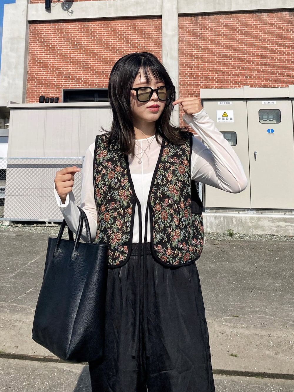 「今日のコスメと服、レイヤードスタイル、ベスト、シアートップス、シースルー、UNIQLO×mamekurogouchi、サテンパンツ、ワイドパンツ、サングラス、秋先取りコーデ、秋服準備はじめました、ゆるコーデ、プチプラ、コブラン柄、柄ベスト」｜「recaのグロッシーサテンイージーワイドラフパンツ（その他パンツ、ブラック系）」を使った、Miiさん（レディース・159cm）の夏コーディネートの2枚目の写真