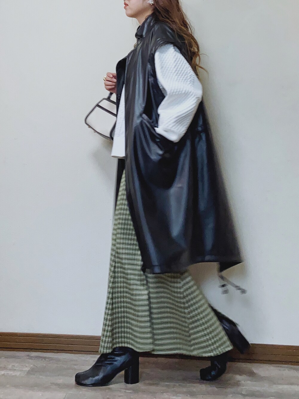 「オトナ女子、ケーブルニット、白ニット、レイヤードスタイル、冬コーデ、グリーン、チェックスカート、マーメイドスカート、ジレ、ロングジレ、ロングベスト、プチプラ、レザー、レザージャケット、ミニバッグ」｜「byYOUANCEのライナー付きマルチWAYモッズコート（モッズコート、ブラック系）」を使った、Miiさん（レディース・159cm）の冬コーディネートの2枚目の写真
