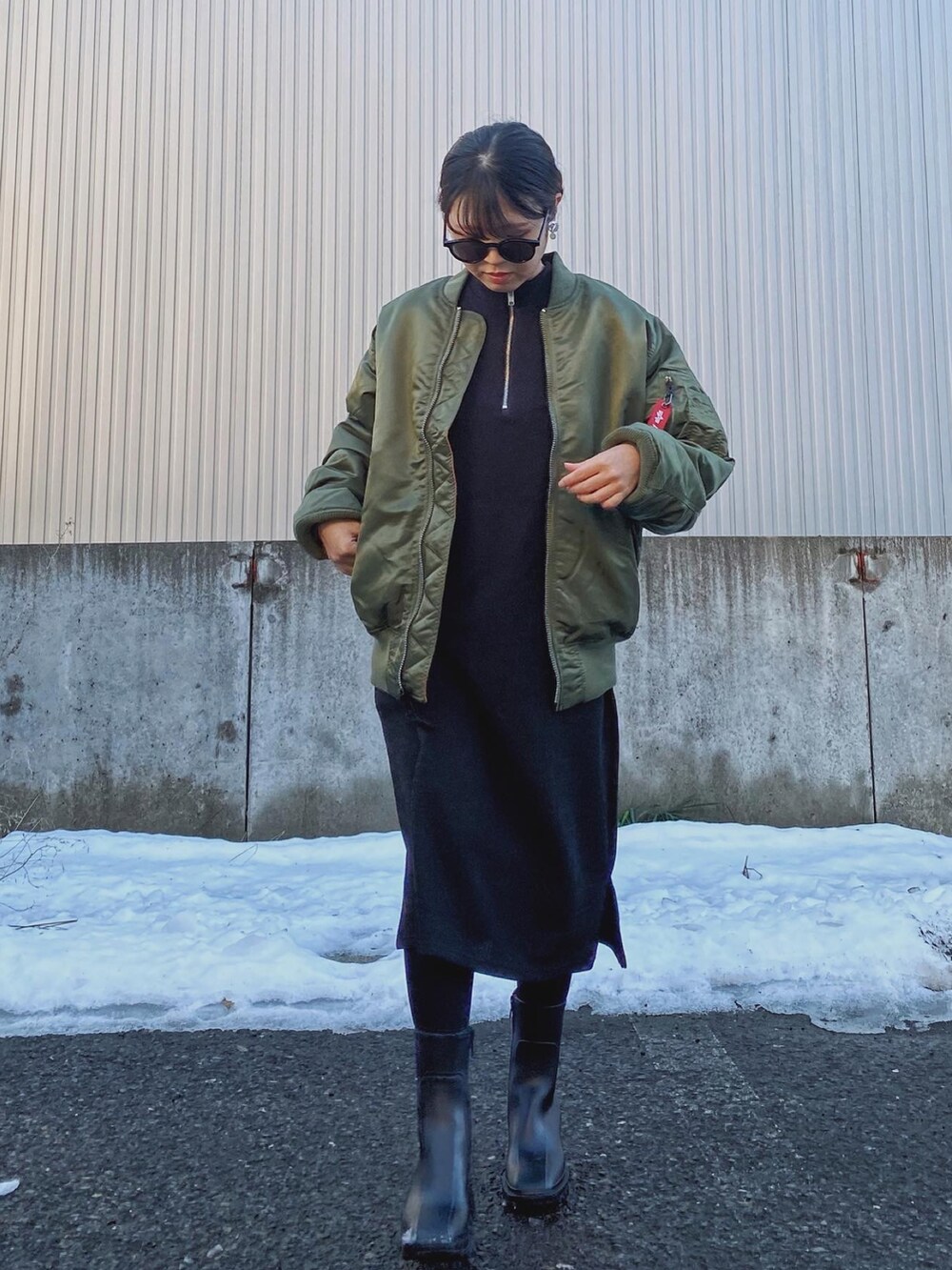 「alphaindustries、alpha、MA-1、フライトジャケット、ミリタリー、ニットワンピース、ロングワンピース、冬コーデ、ブラックコーデ、ユニセックス、休日スタイル、カジュアルコーデ、グリーン、ブーツ、ワントーンコーデ」｜「ALPHAのMA-1 CORE TALL(トールモデル)（MA-1、グリーン系）」を使った、Miiさん（レディース・159cm）の冬コーディネートの2枚目の写真