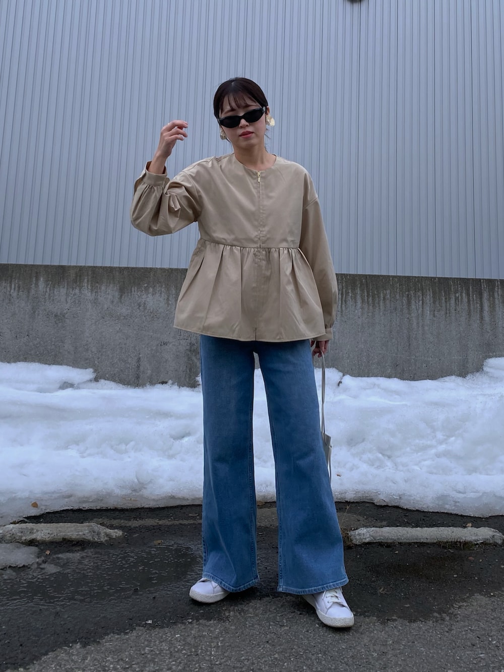 「春コーデ、ぺプラム、ジャケット、ブルゾン、ノーカラージャケット、デニム、デニムコーデ、バギーデニム、スニーカー、白スニーカー、大人カジュアル、きれいめカジュアル、シンプルスタイル、OPAQUE.CLIP、PR」｜「OPAQUE.CLIPの撥水ノーカラーペプラムブルゾン【洗濯機洗い可/花粉対応】（ノーカラージャケット、ベージュ系）」を使った、Miiさん（レディース・159cm）の春コーディネートの2枚目の写真