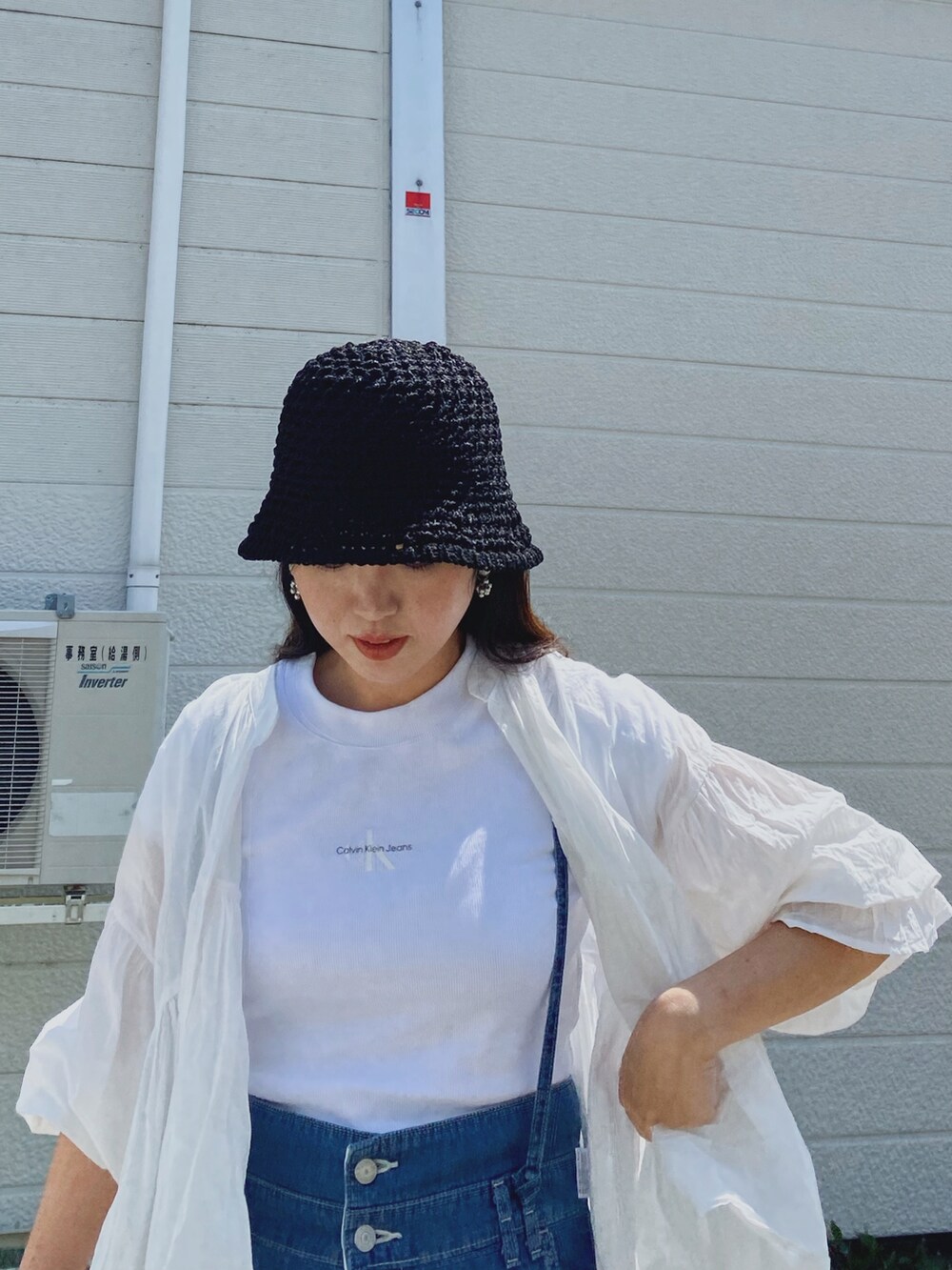 「初夏コーデ、ブラウス、休日スタイル、デニム、デニムパンツ、サロペット、デニムサロペット、バケットハット、ロゴT、SOMETHING、クロップドトップス、白Tシャツ、白スニーカー、ボリューム袖、夏のコスメと服」|「Calvin Kleinのモノグラム ロゴ ベイビーTシャツ(Tシャツ/カットソー、ホワイト系)」を使った、Miiさん(レディース・159cm)の夏コーディネートの2枚目の写真