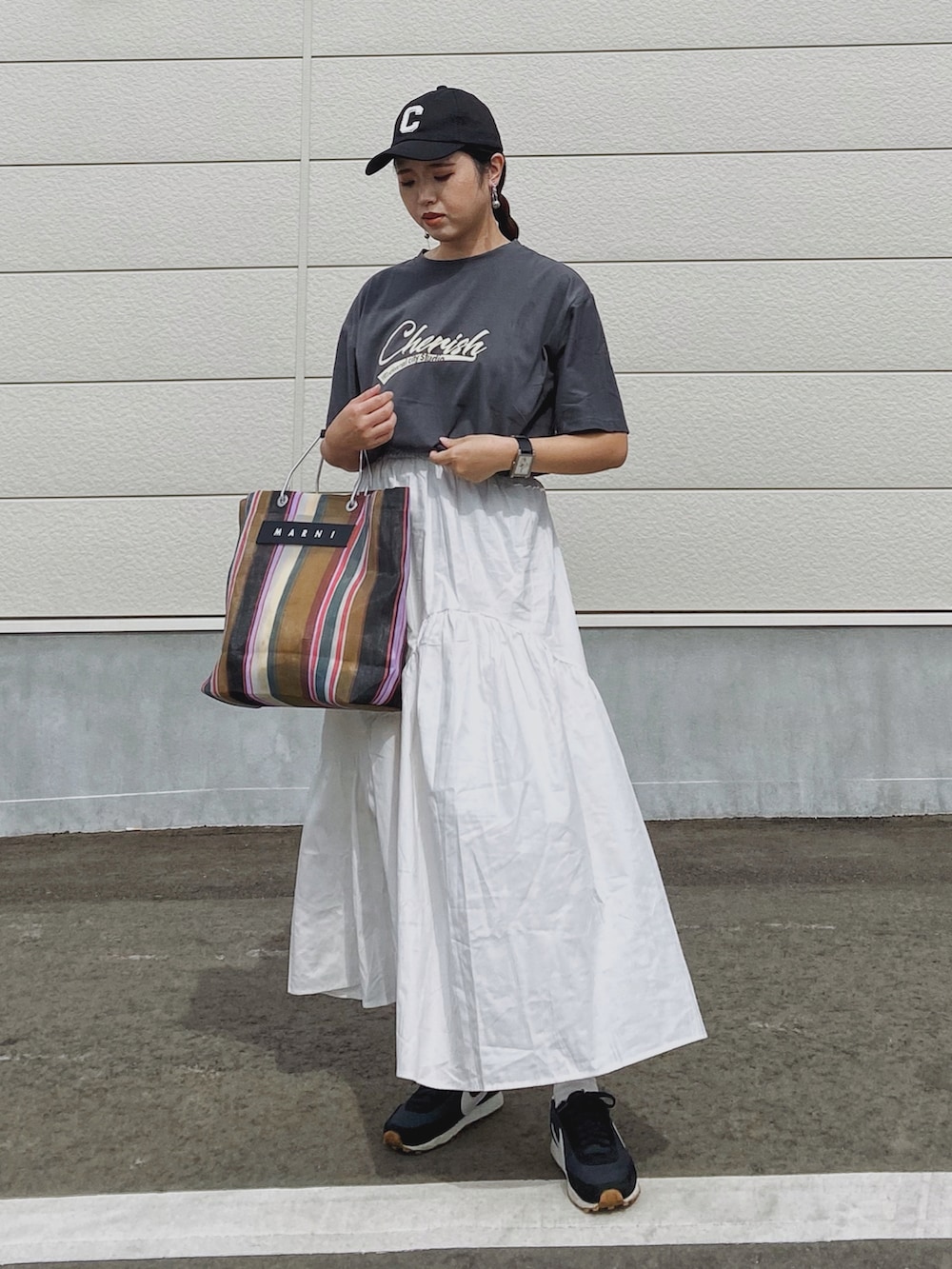 「お出かけコーデ日記、ロゴT、古着MIX、フレアスカート、白スカート、ロングスカート、Tシャツ、キャップ、CLEA、トートバッグ、NIKE、スニーカー、ストリート」｜「CLEAの古着風ロゴ半袖クルーネックトップス（Tシャツ/カットソー、グレー系）」を使った、Miiさん（レディース・159cm）の春コーディネートの3枚目の写真