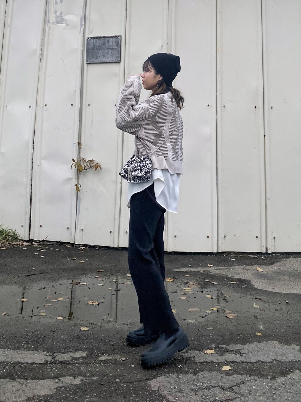 「ファッションを楽しもう、ニットコーデ、ニット、ジャガード、ビーニー、ニット帽、シャツスタイル、レイヤードスタイル、ショルダーバッグ、スパンコール、ブーツ、厚底シューズ、プチプラ、ボリューム袖、オーバーサイズ」｜「Per sist enceのモール糸ジャガードニットプルオーバー（ニット/セーター、ホワイト系）」を使った、Miiさん（レディース・159cm）の秋コーディネートの5枚目の写真