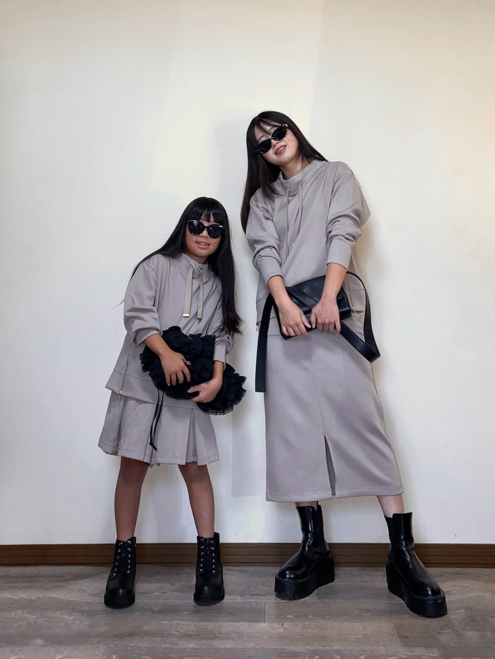 ベージュ系のスウェット、ベージュ系のスウェット、ベージュ系のその他パンツを着用したレディースの秋コーディネートの5枚目の写真