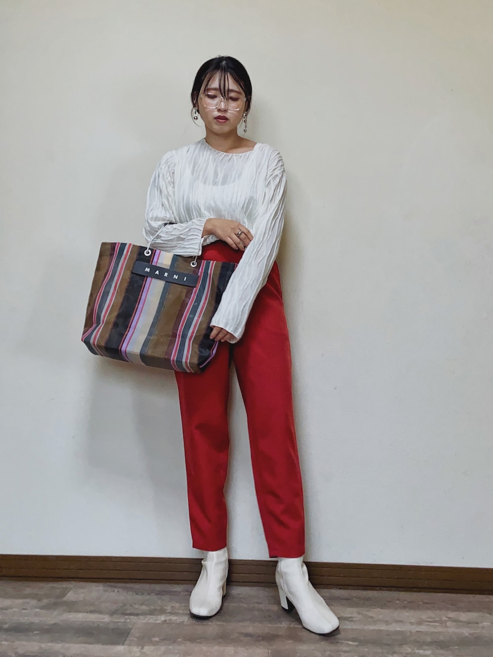 「パンツコーデ、シアートップス、赤パンツ、カラーコーデ、テーパードパンツ、ショートブーツ、トートバッグ、MARNI、クリアメガネ、メガネ女子、letempsriche、プチプラ、ハンドバッグ、モード、ビタミンカラー」｜「Le temps richeのウエストシャーリングデザインテーパードパンツ　＜Le temps riche＞（その他パンツ、レッド系）」を使った、Miiさん（レディース・159cm）の春コーディネートの2枚目の写真