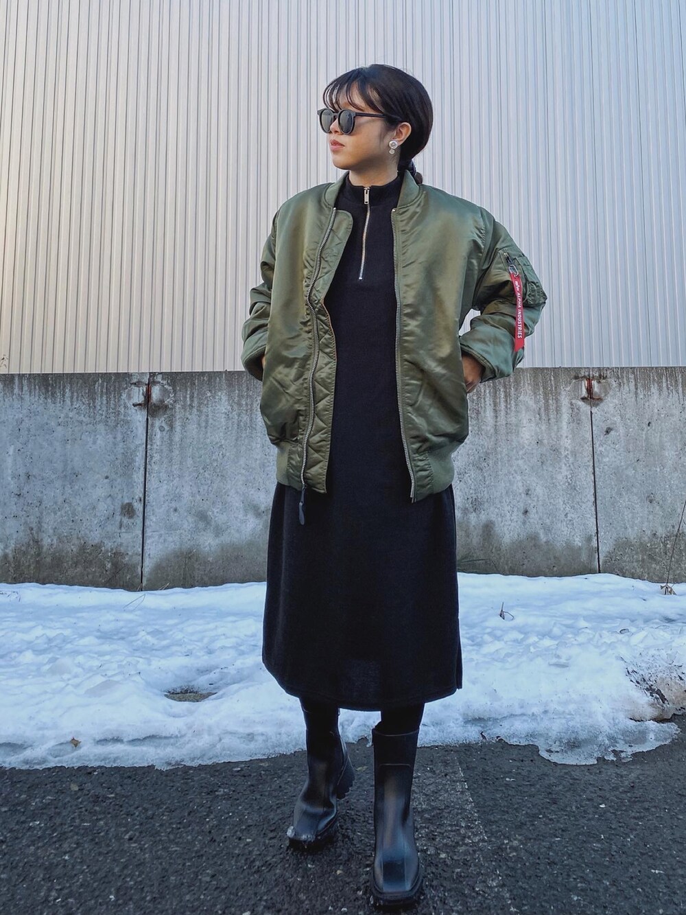 「alphaindustries、alpha、MA-1、フライトジャケット、ミリタリー、ニットワンピース、ロングワンピース、冬コーデ、ブラックコーデ、ユニセックス、休日スタイル、カジュアルコーデ、グリーン、ブーツ、ワントーンコーデ」｜「ALPHAのMA-1 CORE TALL(トールモデル)（MA-1、グリーン系）」を使った、Miiさん（レディース・159cm）の冬コーディネートの3枚目の写真