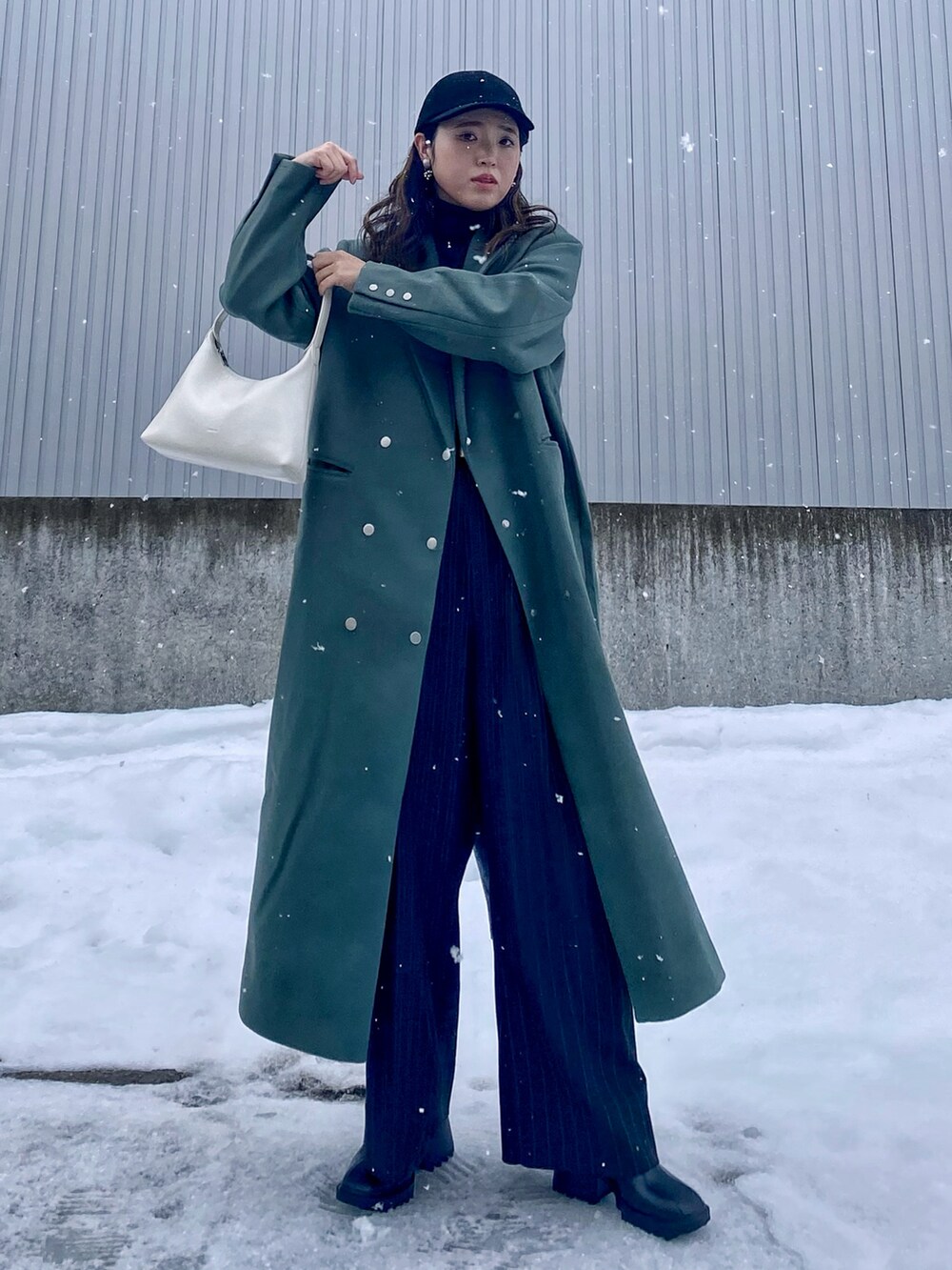 「お出かけコーデ、休日スタイル、コート、ロングコート、今日のコスメと服、グレー、カラー×コーデ、ワイドパンツ、キャップ、UNIQLO、ブーツ、冬コーデ、ニット、タートルネック、モード」｜「UNIQLOのアイテム（キャップ、ブラック系）」を使った、Miiさん（レディース・159cm）の冬コーディネートの5枚目の写真