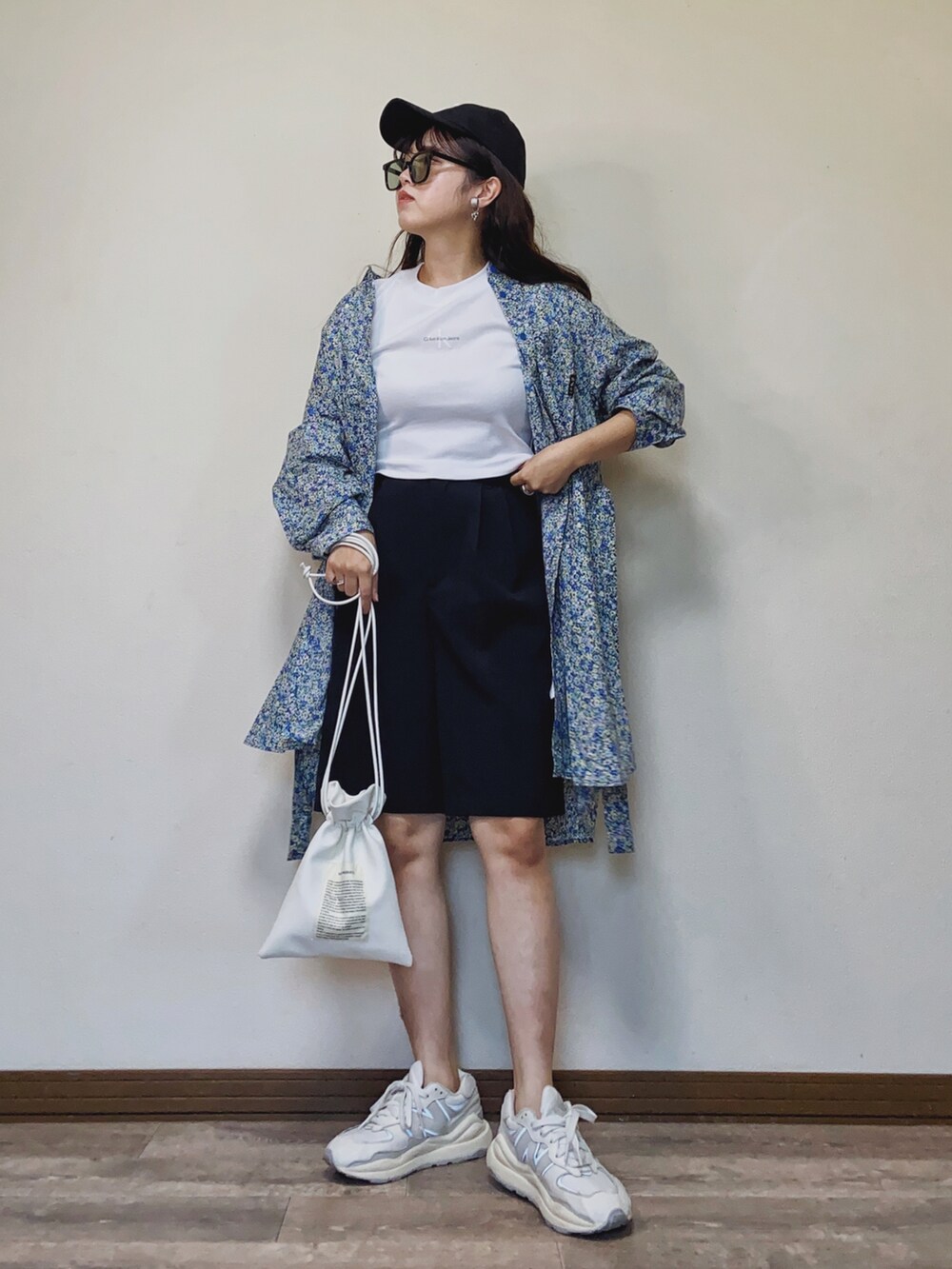 「お出かけコーデ日記、春夏コーデ、シャツスタイル、シャツワンピ、花柄ワンピース、花柄、ロゴT、クロップドトップス、Calvin Klein、To b. by agnes b.、ショートパンツ、ハーフパンツ、巾着バッグ、スニーカー、ストリート」｜「Calvin Kleinのモノグラム ロゴ ベイビーTシャツ（Tシャツ/カットソー、ホワイト系）」を使った、Miiさん（レディース・159cm）の春コーディネートの2枚目の写真