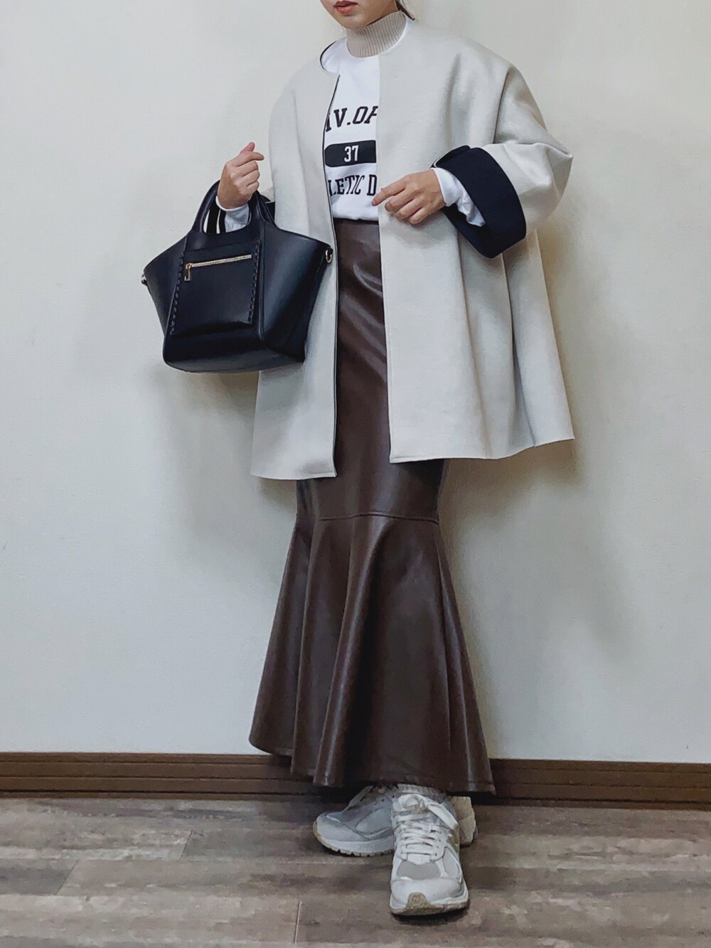 「休日スタイル、オトナカワイイ、ノーカラージャケット、ノーカラーコート、ロゴT、カレッジロゴ、ANGIE VINTAGE、マーメイドスカート、レザー、レザースカート、スニーカー、大人女子、骨格ウェーブ、プチプラ、大人カジュアル」｜「ANGIEの【2023年春夏新色追加】GILDANカレッジロゴオーバーサイズロンT/ユニセックス（Tシャツ/カットソー、ホワイト系）」を使った、Miiさん（レディース・159cm）の冬コーディネートの3枚目の写真