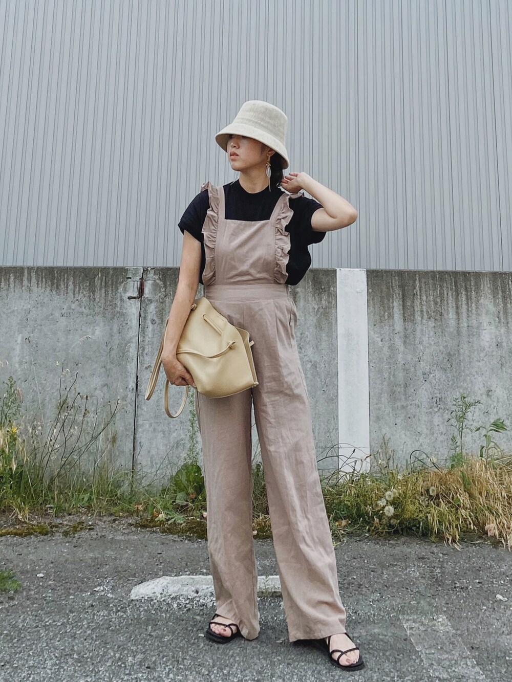「大人カジュアル、夏だ！Tシャツ着よう！、黒Tシャツ、サロペット、バケットハット、麦わら帽子、LHPWOMEN、courage、サンダルコーデ、UNIQLO、プチプラ、ママコーデ、マタニティコーデ、しまむら、夏コーデ」｜「CIENAの新色追加！大人シルエットUSAコットンサイドスリットTee（Tシャツ/カットソー、ブラック系）」を使った、Miiさん（レディース・159cm）の夏コーディネートの2枚目の写真