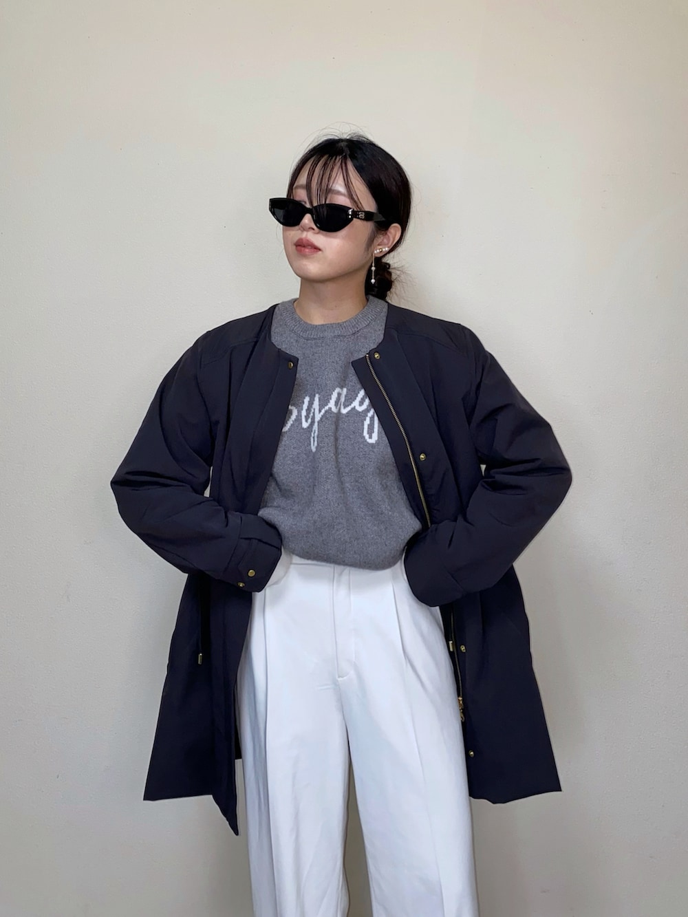 ブラック系のブルゾン、グレー系のニット/セーター、ブラック系のサングラスを着用したレディースの冬コーディネートの4枚目の写真