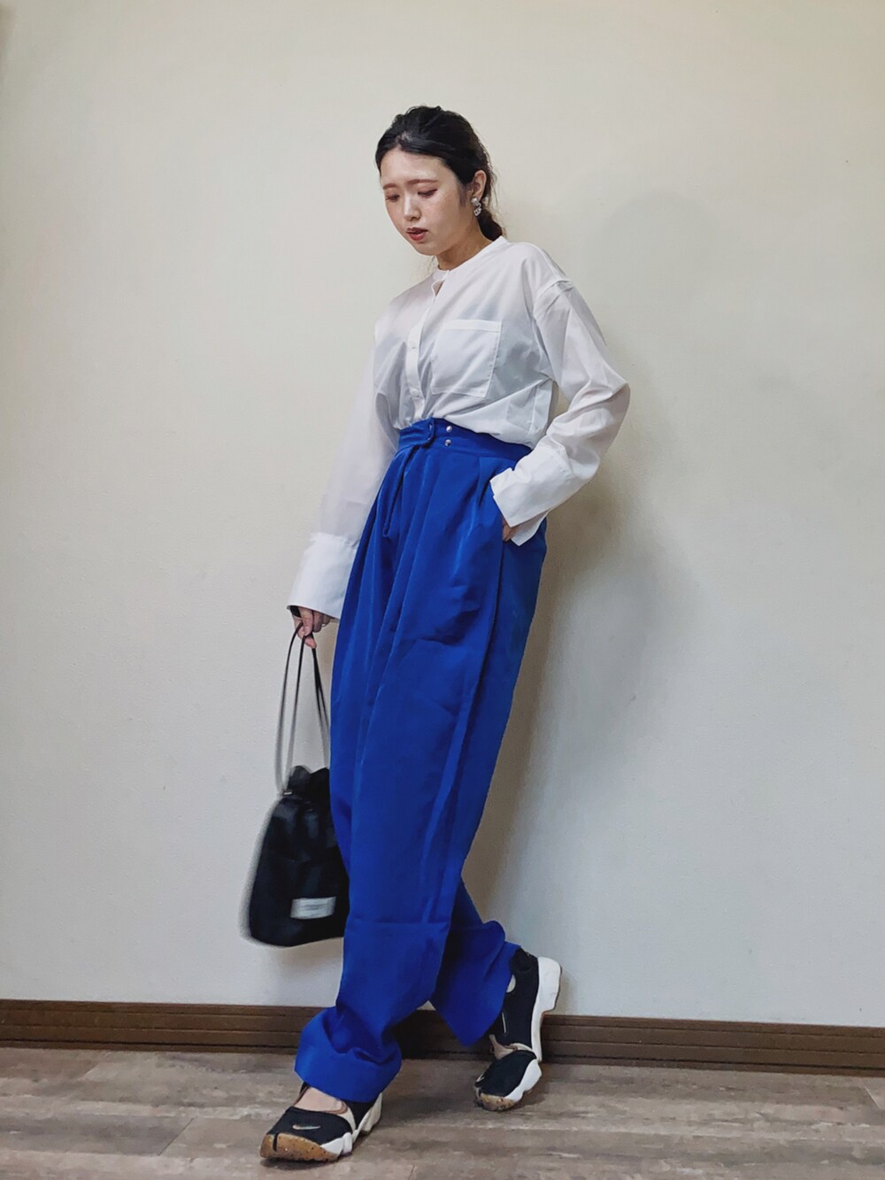 「ごきげんウィーク、休日スタイル、春夏コーデ、シア―ブラウス、シアーシャツ、シースルー、シャツスタイル、シャツコーデ、カラーパンツ、ブルー、ブルーコーデ、LHP、LHPWOMEN、courage、COTORICA.」｜「COTORICAのバンドカラーシアーブラウス（シャツ/ブラウス、ホワイト系）」を使った、Miiさん（レディース・159cm）の春コーディネートの2枚目の写真