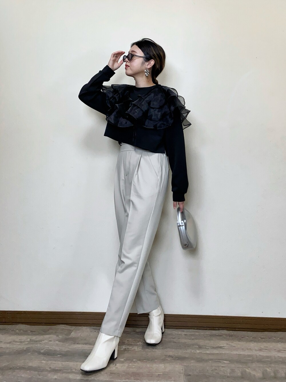 「モード、テーパードパンツ、モノトーン、オーガンジー、つけ襟、付け襟、付けフリル、サングラス、オーバルサングラス、メタリック、フリル、きれいめカジュアル、プチプラ、ショートブーツ、キレイめ」｜「recaの【低身長サイズアリ】美シルエット センタープレスカラーテーパードパンツ（その他パンツ、ベージュ系）」を使った、Miiさん（レディース・159cm）の冬コーディネートの3枚目の写真