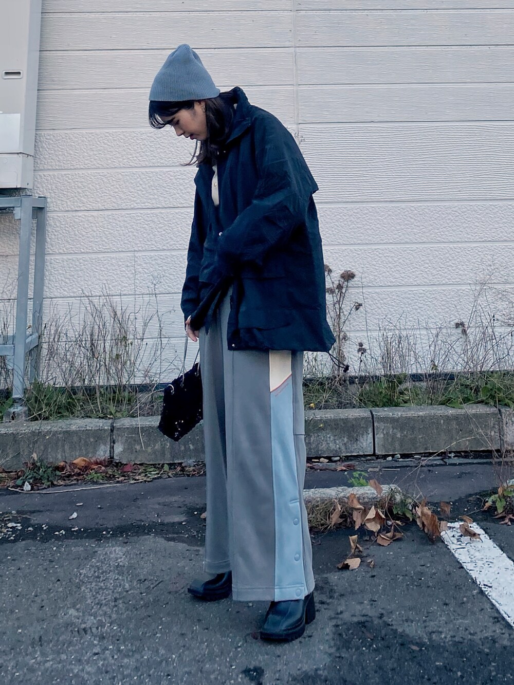 「ファッションを楽しもう、レイヤードスタイル、今日のコスメと服、ビーニー、ニット帽、マウンテンパーカー、ブーツ、トラックパンツ、ストリート、厚底シューズ、guandbeautifulpeople、ビッグシルエット、スパンコール、スウエット、スポーツミックス」|「for/cの撥水ナイロン裏付きマウンテンパーカー【サスティナブル】(マウンテンパーカー、ブラック系)」を使った、Miiさん(レディース・159cm)の秋コーディネートの4枚目の写真
