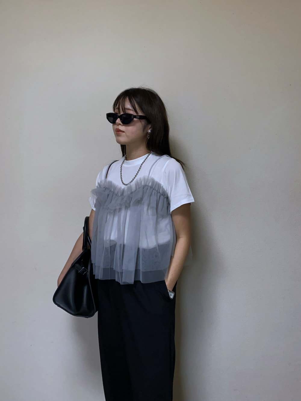 「最近のいい感じコーデ、大人カジュアル、ビスチェ、チュール、シアー、Tシャツ、スニーカー、レイヤードスタイル、ワイドパンツ、サングラス、お出かけコーデ、モノトーン、ボストンバッグ、プチプラ、白スニーカー」｜「RANANのチュールビスチェドッキングＴシャツ（Tシャツ/カットソー、ホワイト系）」を使った、Miiさん（レディース・159cm）の春コーディネートの2枚目の写真