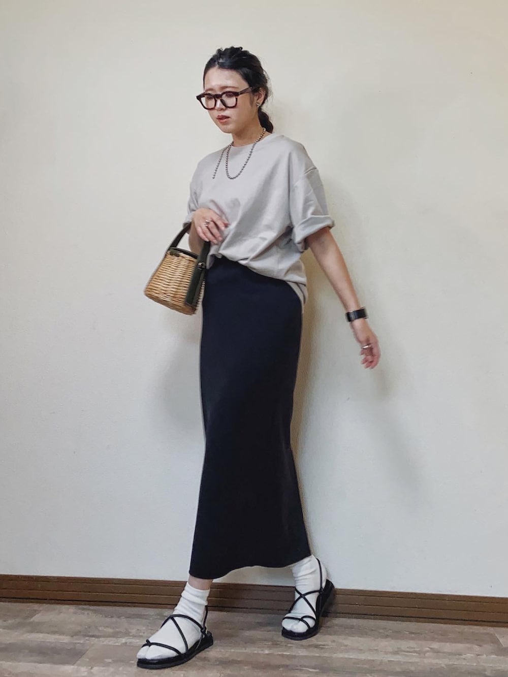 「オトナ女子、ラクチンコーデ、プチプラコーデ、シンプルコーデ、モノトーンコーデ、ユニクロ、UNIQLO、エアリズムコットンオーバーサイズTシャツ(５分袖)、ビッグシルエット、Tシャツ、タイトスカート、ロングスカート、ストラップサンダル、かごバッグ、メガネ女子」｜「UNIQLOのアイテム（Tシャツ/カットソー、グレー系）」を使った、Miiさん（レディース・159cm）の春コーディネートの2枚目の写真