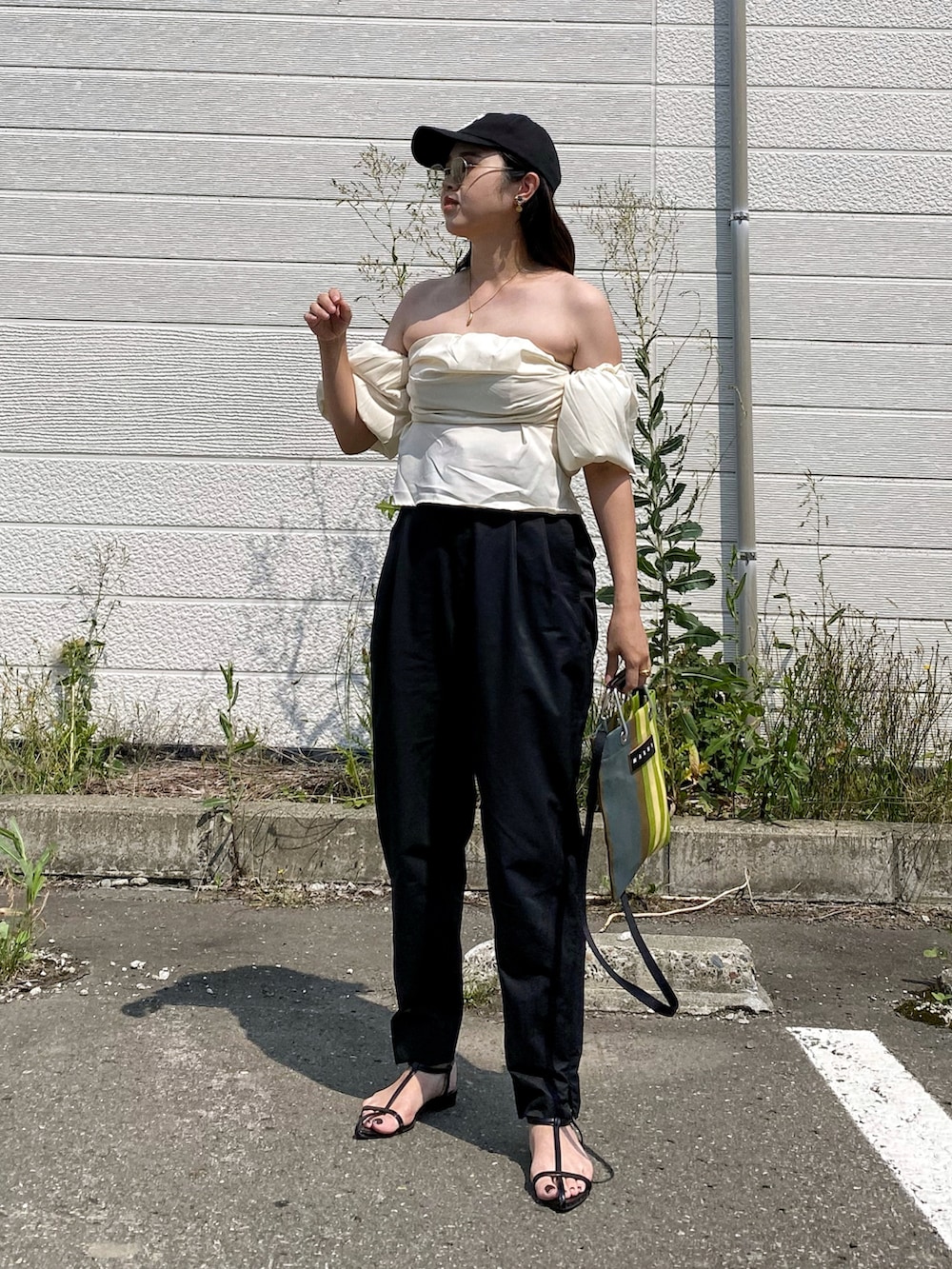 「夏コーデ、休日スタイル、オフショル、ブラウス、テーパードパンツ、キャップ、大人カジュアル、サングラス、ポインテッドトゥ、プチプラ、トートバッグ、ハンドバッグ、deuxamour、大人女子、肌見せ」｜「deux amourのオフショルクロップドフレアブラウス（シャツ/ブラウス、ホワイト系）」を使った、Miiさん（レディース・159cm）の夏コーディネートの2枚目の写真