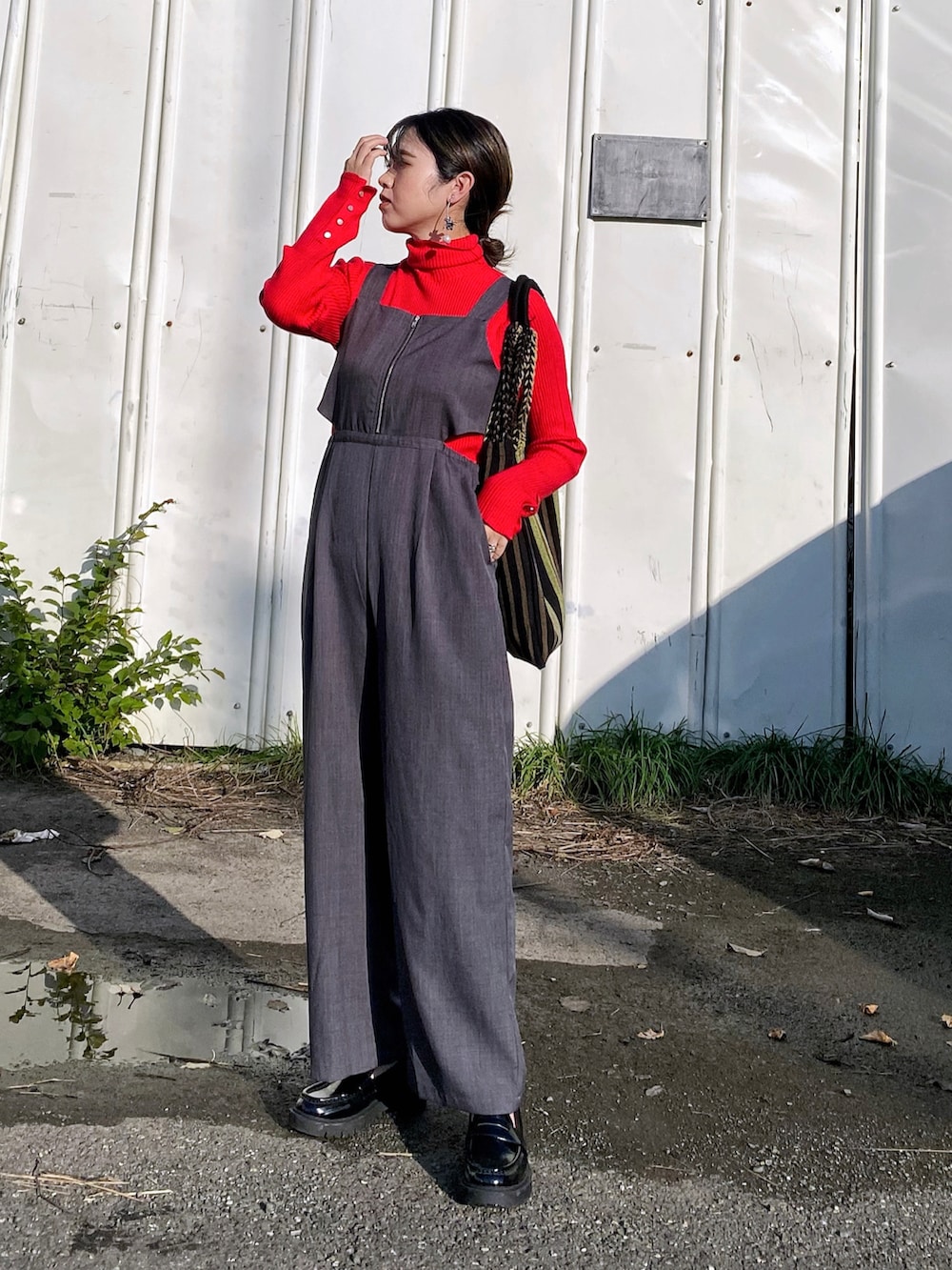 「秋服コーデ、カラー×コーデ、カラーニット、赤ニット、ニット、タートルネック、サロペット、ローファー、厚底シューズ、プチプラ、グレーコーデ、赤コーデ、トートバッグ、今日のコスメと服、お出かけコーデ」｜「frames RAY CASSINの着回し力に優れた万能アイテム。袖口ボタン2WAYリブタートルニットプルオーバー（ニット/セーター、レッド系）」を使った、Miiさん（レディース・159cm）の秋コーディネートの4枚目の写真