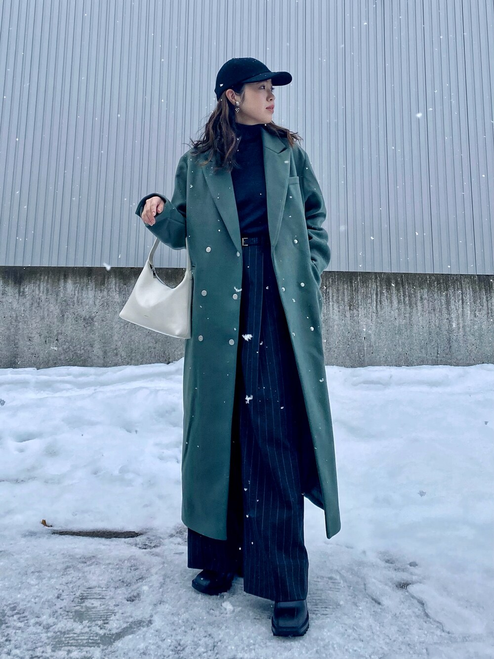 「お出かけコーデ、休日スタイル、コート、ロングコート、今日のコスメと服、グレー、カラー×コーデ、ワイドパンツ、キャップ、UNIQLO、ブーツ、冬コーデ、ニット、タートルネック、モード」｜「UNIQLOのアイテム（キャップ、ブラック系）」を使った、Miiさん（レディース・159cm）の冬コーディネートの4枚目の写真