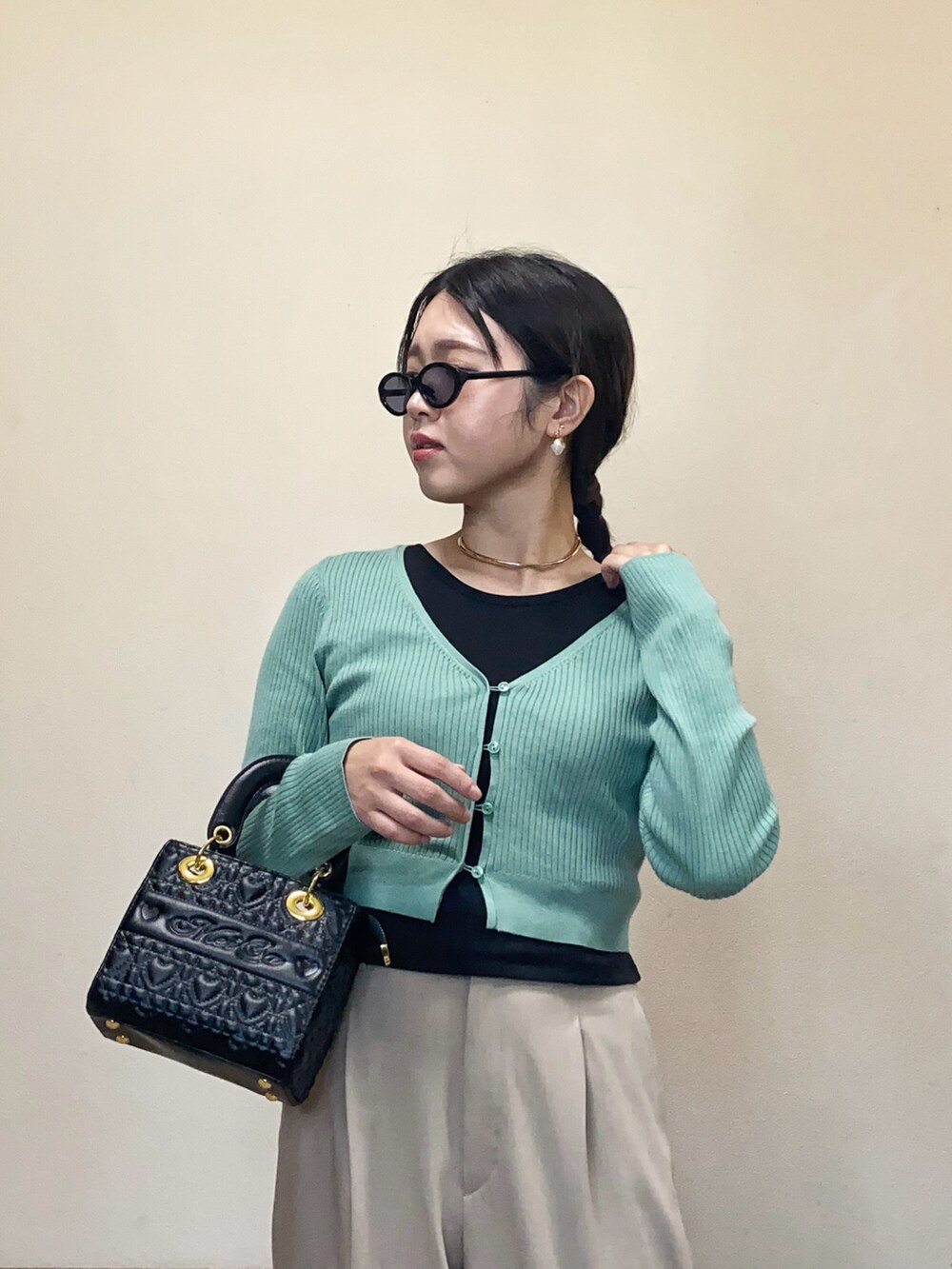 「大人コーデ、きれいめカジュアル、カーディガン、プチプラ、GU、UNIQLO、deuxamour、サングラス」|「deux amourのクラシックエンボスハンドバッグ(ハンドバッグ、ブラック系)」を使った、Miiさん(レディース・159cm)の春コーディネートの2枚目の写真