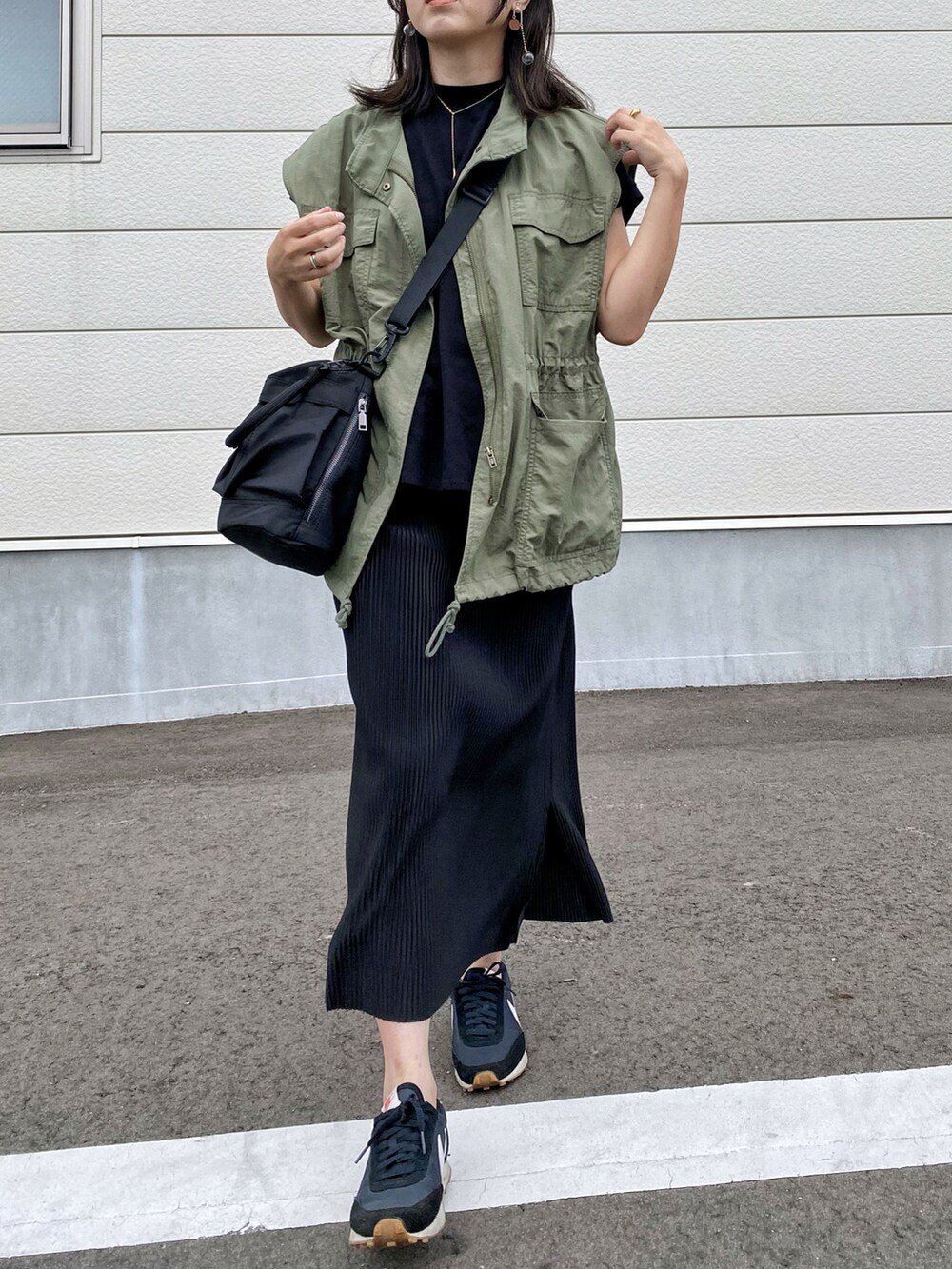 「今日のコスメと服、カーキ、秋服準備はじめました、ミリタリー、ナイロンバッグ、ミリタリーベスト、ミリタリーバッグ、ブラックコーデ、スニーカー、CLEA、レイヤードスタイル、ロングスカート、プチプラ、韓国ファッション、NIKE」｜「un+frameのミリタリー巾着2WAYショルダーバッグ（ショルダーバッグ、ブラック系）」を使った、Miiさん（レディース・159cm）の秋コーディネートの4枚目の写真