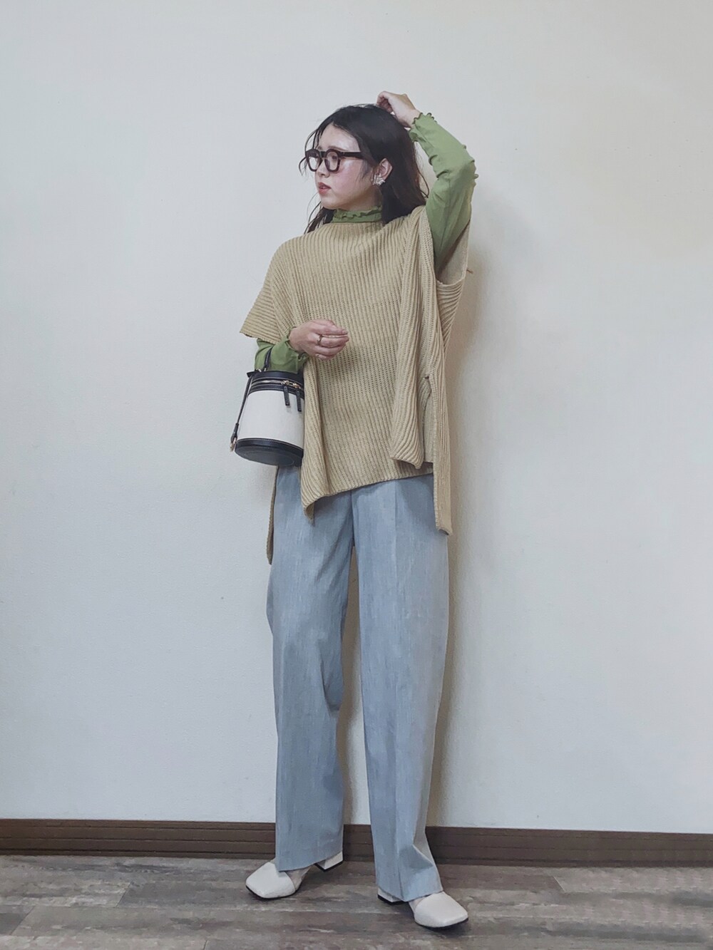 「春服みてみて、ニットベスト、シアー、シアートップス、ワイドパンツ、レイヤードスタイル、キレイめ、グリーン、メガネ女子、LHP、LHPWOMEN、courage、ラフォーレ原宿、UNIQLO、春コーデ」｜「L.H.Pのcourage/クラージュ/サイドスリットモールニットベスト（ベスト、ベージュ系）」を使った、Miiさん（レディース・159cm）の春コーディネートの2枚目の写真