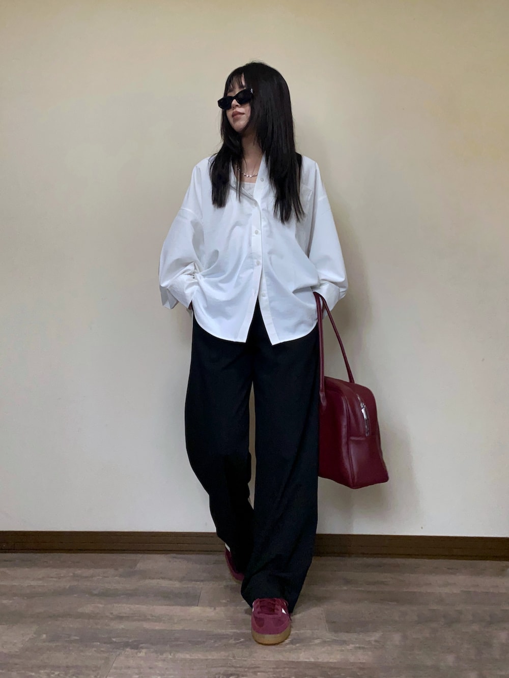 ホワイト系のシャツ/ブラウス、レッド系のボストンバッグ、レッド系のスニーカーを着用したレディースの秋コーディネートの4枚目の写真