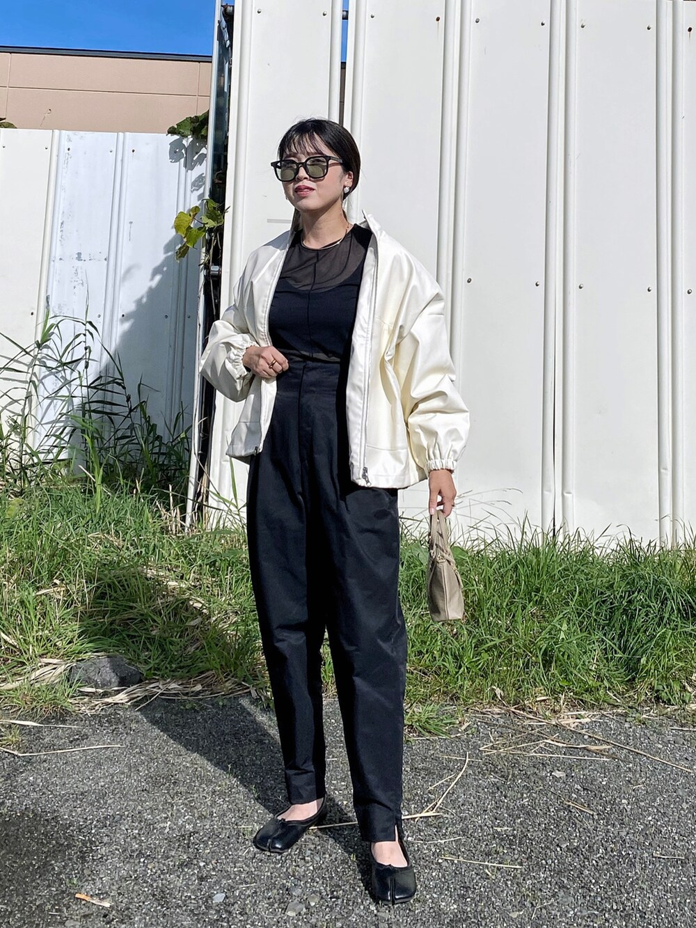 「秋服まるっと大公開、秋コーデ、レザージャケット、レザー、レザーブルゾン、モード、シースルー、シアートップス、USポロ、トートバッグ、ミニバッグ、きれいめカジュアル、お出かけコーデ、ジャケットスタイル、CLEA」｜「CLEAのヴィンテージライク ドロストフェイクレザージャケットブルゾン（ブルゾン、ホワイト系）」を使った、Miiさん（レディース・159cm）の秋コーディネートの3枚目の写真