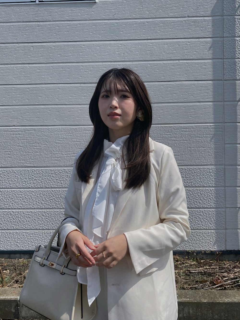 「春めき満開コーデ、入学式、入学式コーデ、ホワイトコーデ、ワントーンコーデ、淡色コーデ、セレモニー、オケージョン、テーラードジャケット、ジャケット、パンプス、ボウタイブラウス、白パンツ、キレイめ、リボン」｜「WEGOのWEGO/【セットアップ対応】ベーシックテーラードジャケット（テーラードジャケット、ホワイト系）」を使った、Miiさん（レディース・159cm）の春コーディネートの5枚目の写真