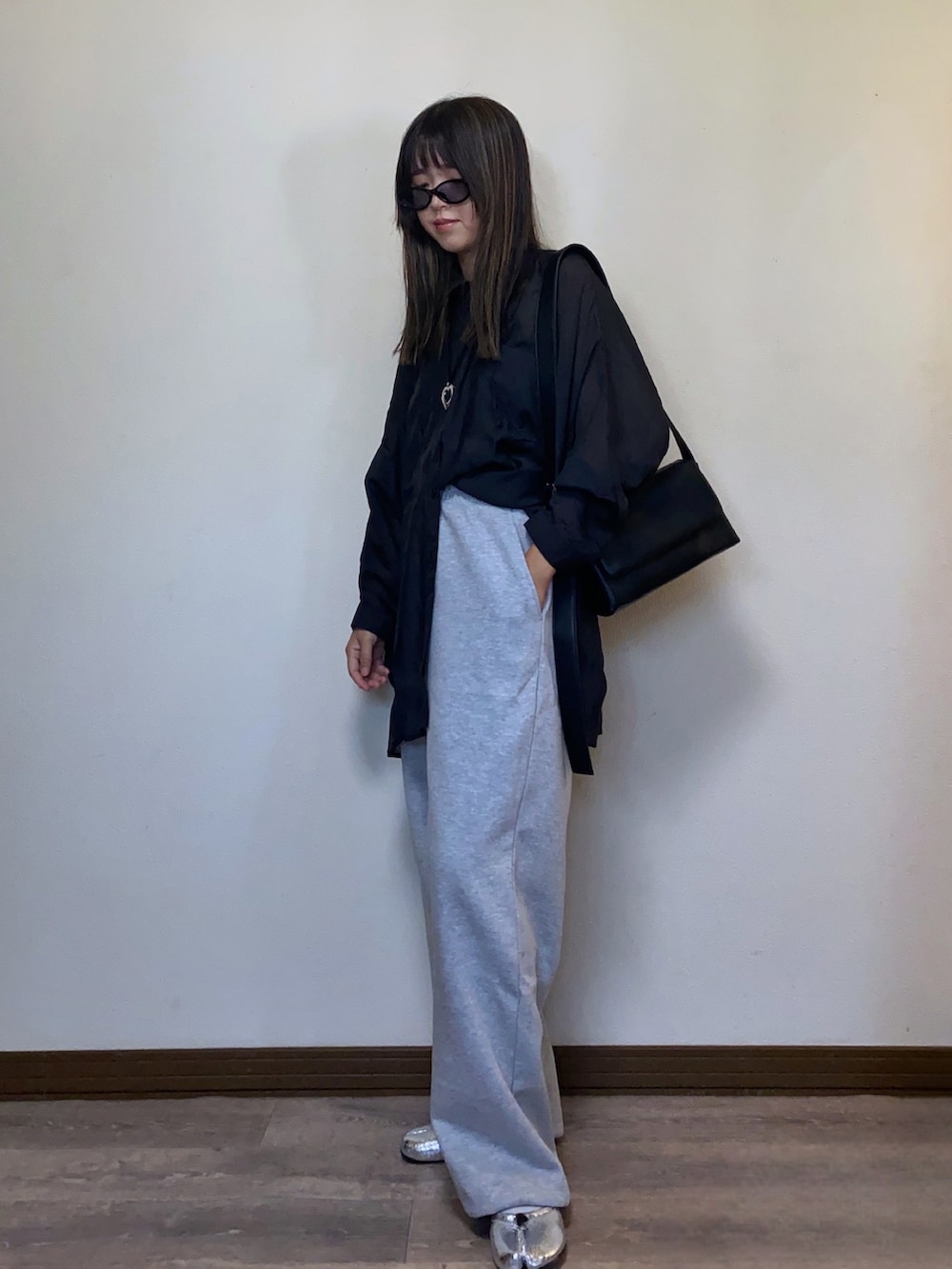 「秋っぽコーデ更新中、ゆるシルエット、スウェット、スウェットパンツ、スウェットワイドパンツ、シアーシャツ、シースルー、シャツスタイル、大人カジュアル、モノトーン、メタリック、シルバーシューズ、シンプルコーデ、ラフ、UNIQLO」｜「recaのシアードルマンシャツ（シャツ/ブラウス、ブラック系）」を使った、Miiさん（レディース・159cm）の秋コーディネートの2枚目の写真