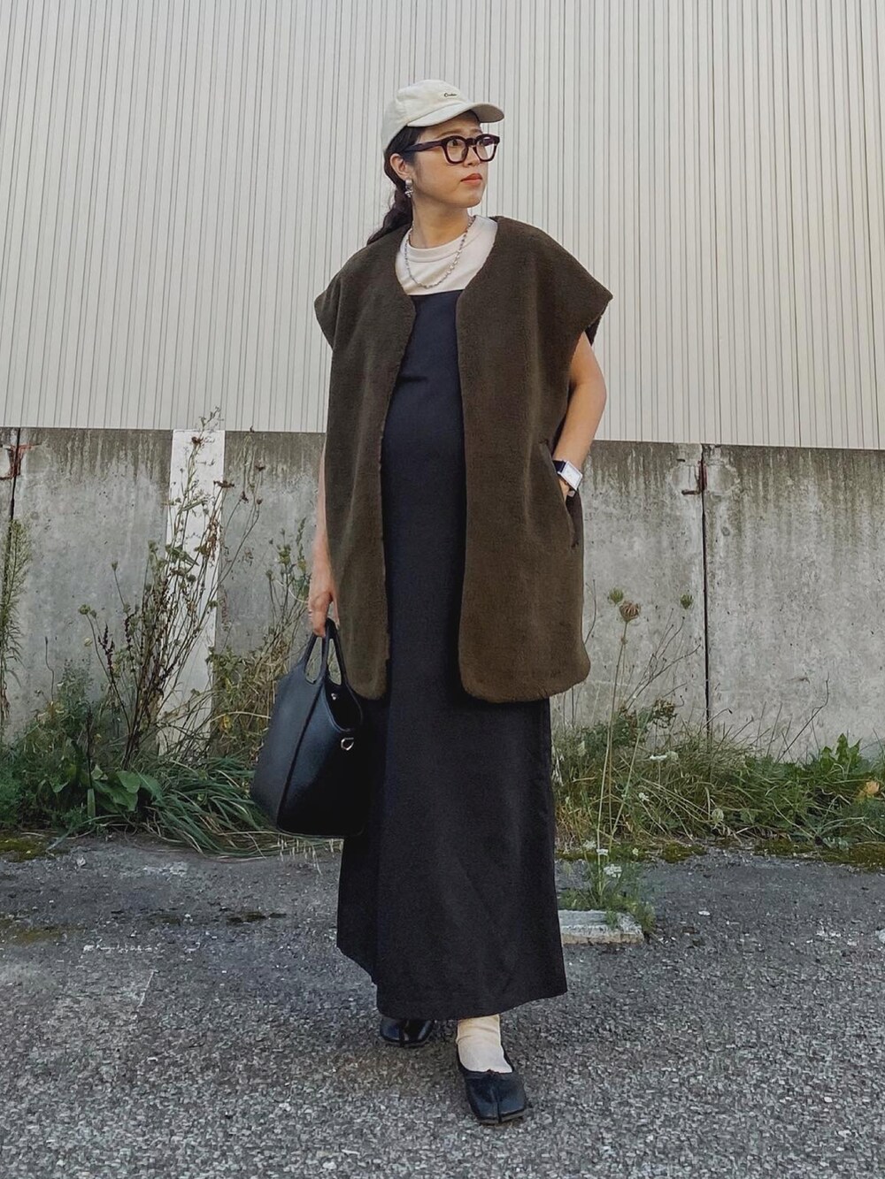 「大人カジュアル、レイヤードスタイル、ベスト、ボアベスト、UNIQLO、Tシャツ、キャミワンピ、ロングワンピース、足袋バレエ、しまむら、キャップ、メガネ女子、カーキ、秋コーデ、マタニティコーデ」｜「BONLECILLのマルチウェイ キルティングノーカラージャケット&ボアベスト（ノーカラージャケット、グリーン系）」を使った、Miiさん（レディース・159cm）の秋コーディネートの2枚目の写真