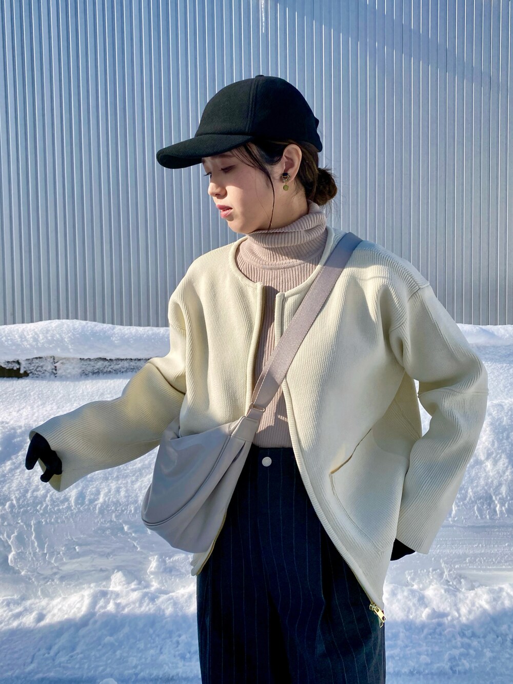 「おでかけコーデ、休日スタイル、ニット、タートルネック、キャップ、ワイドパンツ、ショルダーバッグ、ストライプパンツ、ブルゾン、冬コーデ、プチプラ、ゆるコーデ、ニットコーデ、厚底シューズ、ブーツ」｜「GeeRAのダブルジップニットブルゾン（カーディガン/ボレロ、ホワイト系）」を使った、Miiさん（レディース・159cm）の冬コーディネートの2枚目の写真