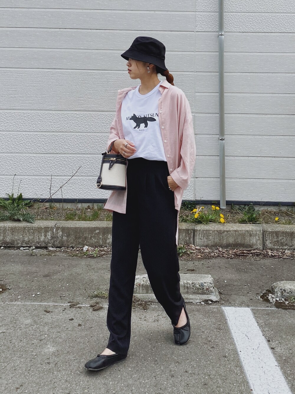 「ごきげんウィーク、春夏コーデ、シャツスタイル、ロゴT、Tシャツ、白Tシャツ、MAISON KITSUNE、バケットハット、足袋バレエ、ピンク、カラーシャツ、カラー×コーデ、休日スタイル、タックイン、ビッグシルエット」｜「Maison KitsuneのFOX STAMP CLASSIC TEE-SHIRT（Tシャツ/カットソー、ホワイト系）」を使った、Miiさん（レディース・159cm）の春コーディネートの3枚目の写真