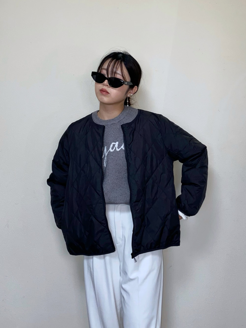 ブラック系のブルゾン、グレー系のニット/セーター、ブラック系のサングラスを着用したレディースの冬コーディネートの5枚目の写真