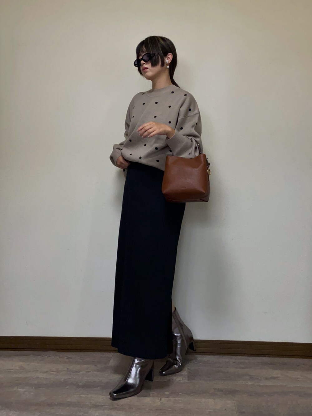 「秋っぽコーデ更新中、大人かわいい、ドット、ニット、スカート、ロングスカート、メタリック、メタリックシューズ、ブーツ、ブラウン、プチプラ、きれいめカジュアル、ニットコーデ、159cmコーデ、レザー」｜「GeeRAの【新色追加】ドット柄ニットプルオーバー（ニット/セーター、ベージュ系）」を使った、Miiさん（レディース・159cm）の秋コーディネートの2枚目の写真