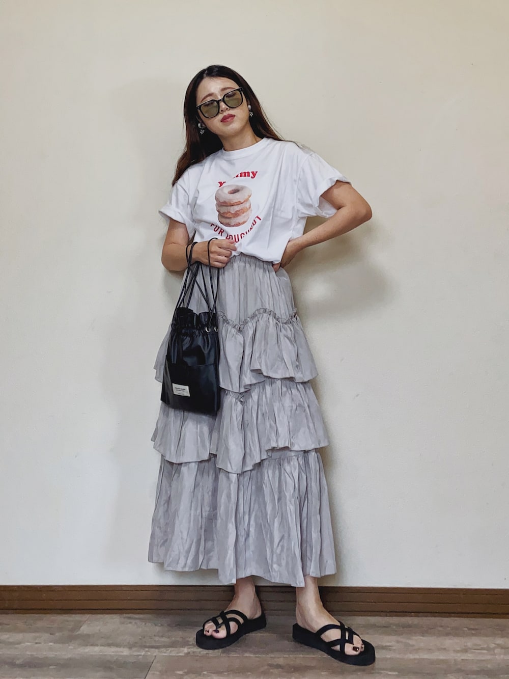 「夏コーデ、デート、夏だ！Tシャツ着よう！、白Tシャツ、ティアードスカート、ロングスカート、プチプラ、beautiful people、休日スタイル、teva、サンダル、巾着バッグ、サングラス、プリントT、シンプル」｜「Birthday roomのドーナツTシャツ（Tシャツ/カットソー、ホワイト系）」を使った、Miiさん（レディース・159cm）の夏コーディネートの2枚目の写真