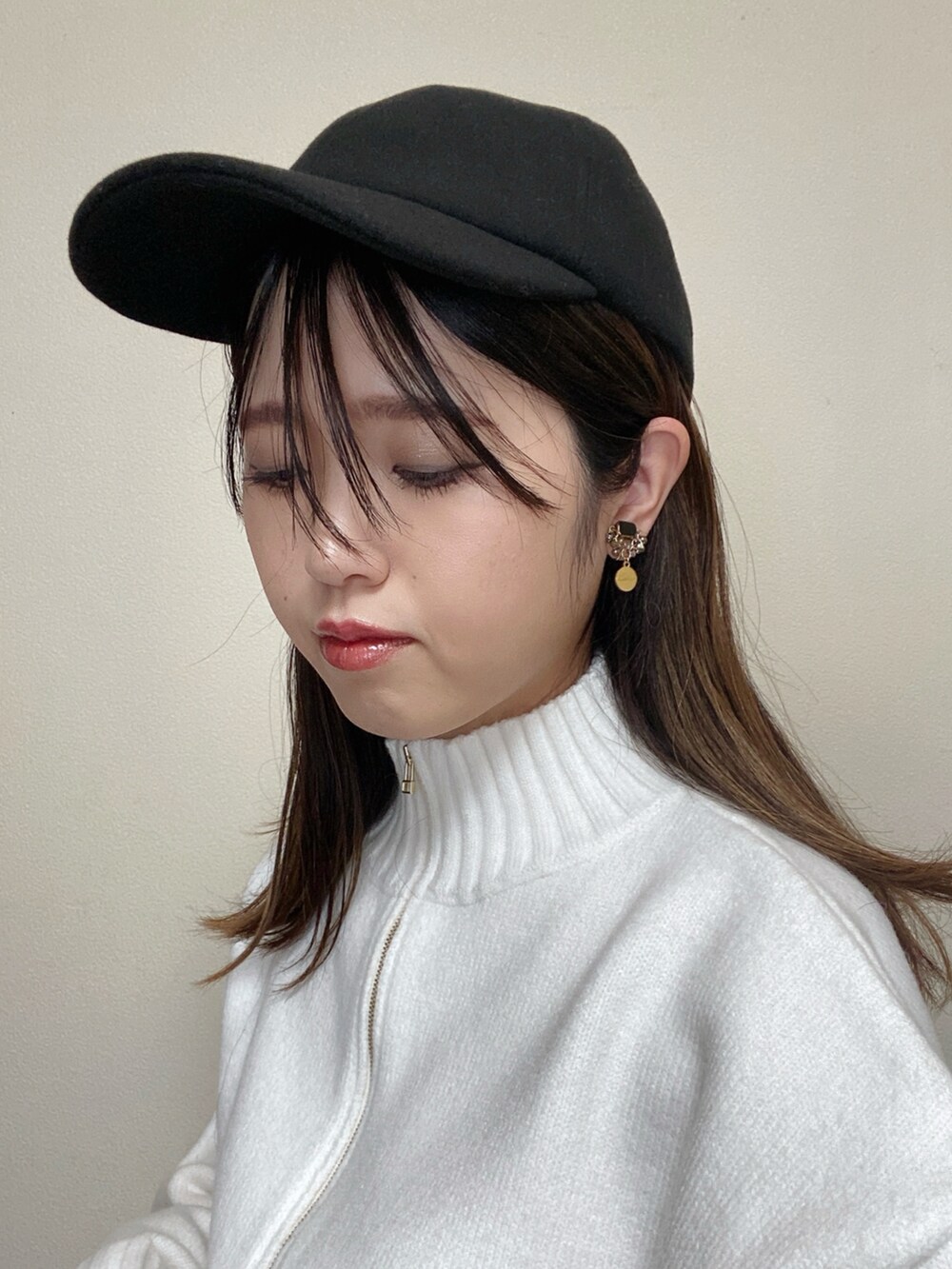 「今日のコスメと服、ストリート、ハーフジップ、ハーフジップニット、ニット、白ニット、キャップ、トラックパンツ、マイベストコーデ2023、ブーツ、プチプラ、休日スタイル、冬コーデ、トートバッグ、メンズライク」｜「OPAQUE.CLIPのモックネックハーフジップニット【洗える】（ニット/セーター、ホワイト系）」を使った、Miiさん（レディース・159cm）の冬コーディネートの2枚目の写真