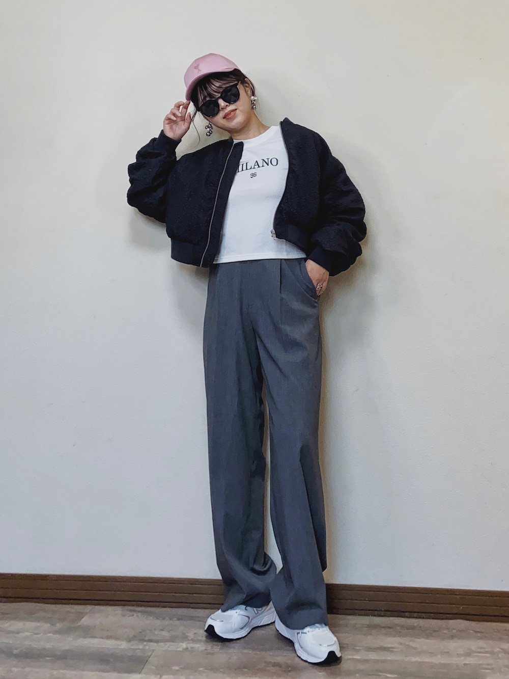 「春コーデ、休日コーデ、休日スタイル、キャップ、ピンク、ジャガード、UNIQLO、ワイトパンツ、ロゴT、クロップドトップス、スニーカー、白スニーカー、ニューバランス、プチプラ、ブルゾン」｜「saloonのアイテム（ブルゾン、ブラック系）」を使った、Miiさん（レディース・159cm）の春コーディネートの3枚目の写真