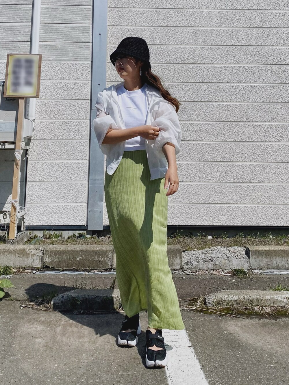 「CLEA、バケハ、ロゴT、Calvin Klein、ANGIE VINTAGE、ナロースカート、Iラインスカート、ロングスカート、シア―ブルゾン、アクアリフト、NIKE、クロップドトップス、クロップド丈、バケットハット、白Tシャツ」｜「ANGIEの楊柳ストレートスカート（スカート、グリーン系）」を使った、Miiさん（レディース・159cm）の春コーディネートの2枚目の写真