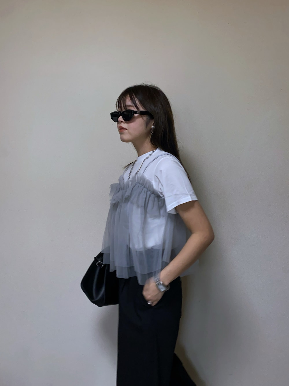 「最近のいい感じコーデ、大人カジュアル、ビスチェ、チュール、シアー、Tシャツ、スニーカー、レイヤードスタイル、ワイドパンツ、サングラス、お出かけコーデ、モノトーン、ボストンバッグ、プチプラ、白スニーカー」｜「RANANのチュールビスチェドッキングＴシャツ（Tシャツ/カットソー、ホワイト系）」を使った、Miiさん（レディース・159cm）の春コーディネートの4枚目の写真