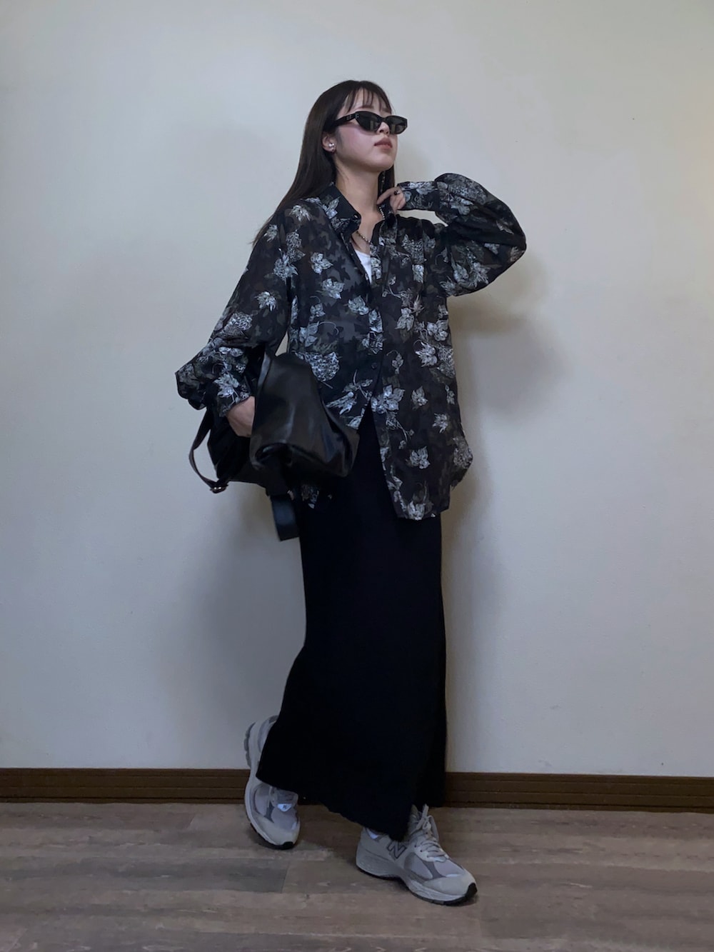 「春めき満開コーデ、シアーシャツ、柄シャツ、ロングスカート、Iラインスカート、スニーカー、モード、モノトーン、サングラス、春コーデ、シンプルコーデ、休日スタイル、スニーカーコーデ、30代コーデ、シャツスタイル」｜「Ellno de Mavieのオパールシアールーズシャツ（シャツ/ブラウス、ブラック系）」を使った、Miiさん（レディース・159cm）の春コーディネートの2枚目の写真