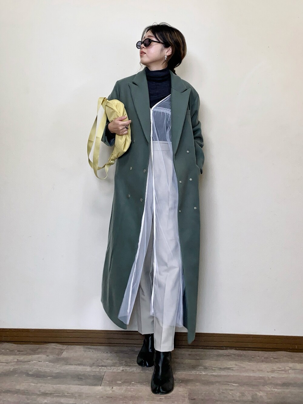 「似合うラボに行こう、ロングコート、冬コーデ、イエロー、レイヤードスタイル、チュール、キャミワンピ、シアー、シースルー、ブーツ、カラーコーデ、UNIQLO、ラウンドミニショルダーバッグ、ショルダーバッグ、ニット」｜「LVEU.の【ORIGINAL】Over chester coat / オーバーチェスターコート（チェスターコート、グリーン系）」を使った、Miiさん（レディース・159cm）の冬コーディネートの2枚目の写真