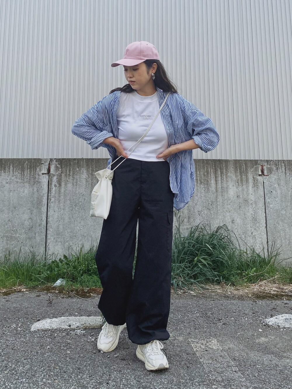 「休日スタイル、シャツスタイル、ストライプシャツ、カーゴパンツ、パラシュートパンツ、キャップ、カラーコーデ、今日のコスメと服、Calvin Klein、クロップドトップス、ロゴT、スニーカー、ストリート、巾着バッグ、夏のコスメと服」|「Calvin Kleinのモノグラム ロゴ ベイビーTシャツ(Tシャツ/カットソー、ホワイト系)」を使った、Miiさん(レディース・159cm)の春コーディネートの3枚目の写真