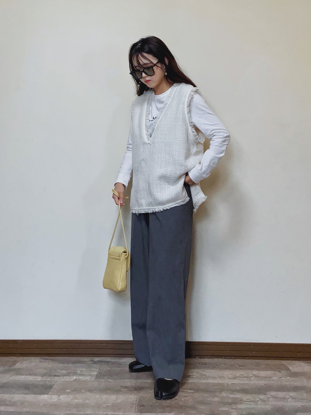 「春コーデ、オフィスカジュアル、ツイード、ツイードベスト、ベスト、レイヤードスタイル、ロゴT、ワイドパンツ、UNIQLO、プチプラ、きれいめカジュアル、ショルダーバッグ、ママコーデ、shein、バレエシューズ」｜「A.P.C.のLONG SLEEVE PETITE RUE MADAME H　JPS（Tシャツ/カットソー、ホワイト系）」を使った、Miiさん（レディース・159cm）の春コーディネートの3枚目の写真
