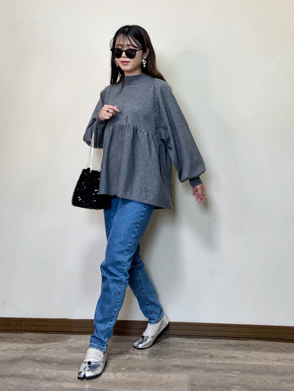 「Levis、リーバイス、リーバイス24SS、ZOZO限定、PR、ニット、デニム、ぺプラムトップス、ぺプラム、ボリューム袖、スパンコール、メタリック、シルバーシューズ、シルバー、体型カバー」｜「OPAQUE.CLIPのハイネックギャザーペプラムニット【洗える】（ニット/セーター、グレー系）」を使った、Miiさん（レディース・159cm）の冬コーディネートの2枚目の写真