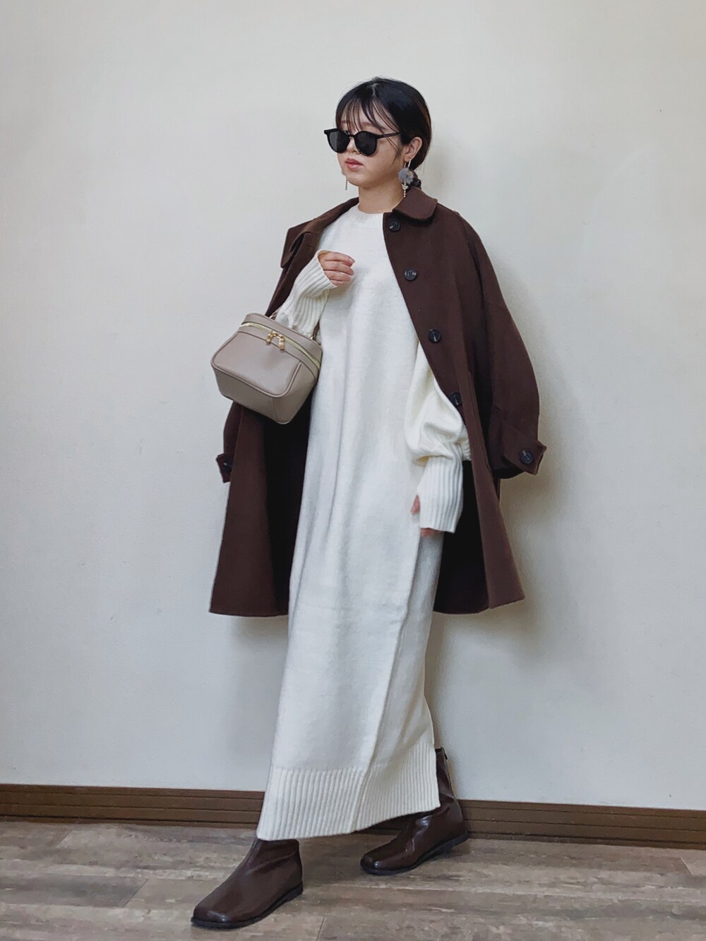 「クリスマスに着たい服、ニットワンピース、ロングワンピース、白ニット、ステンカラーコート、ミドル丈、マイベストコーデ2022、マキシ丈ワンピース、ブーツスタイル、ショートブーツ、スクエアトゥ、デートコーデ、ANGIE VINTAGE、淡色コーデ、ワンピーススタイル」｜「ANGIEのフィンガーホールマキシニットワンピース（ワンピース、ホワイト系）」を使った、Miiさん（レディース・159cm）の冬コーディネートの2枚目の写真