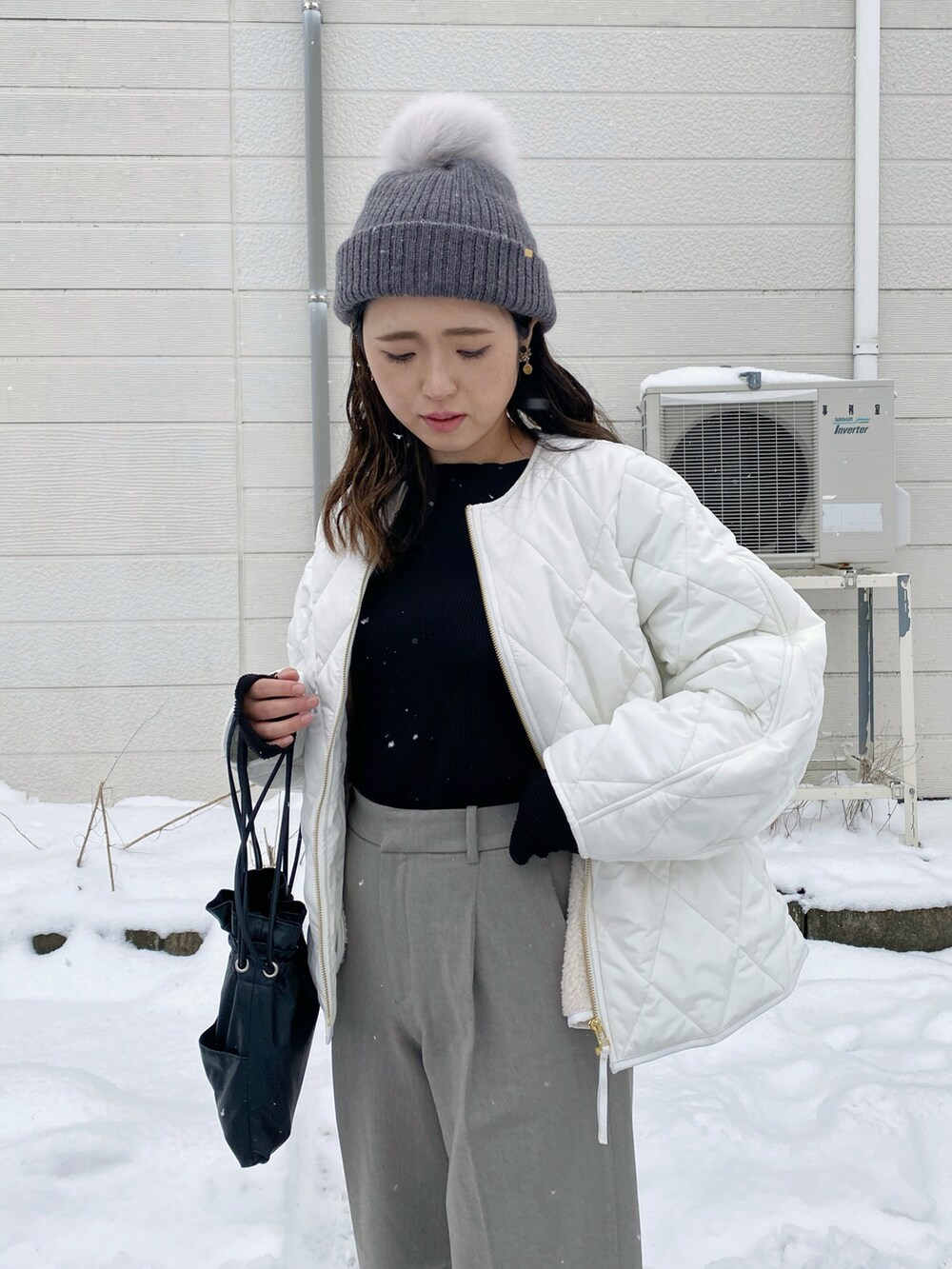 「今日のコスメと服、キルティング、ニット帽、ブーツ、テーパードパンツ、巾着バッグ、UNIQLO、プチプラ、冬コーデ、休日スタイル、お出かけコーデ、モノトーン、大人カジュアル、ノーカラージャケット、ショートコート」|「VENCEEXCHANGEのツートーン指穴開きトップス(Tシャツ/カットソー、ブラック系)」を使った、Miiさん(レディース・159cm)の冬コーディネートの2枚目の写真